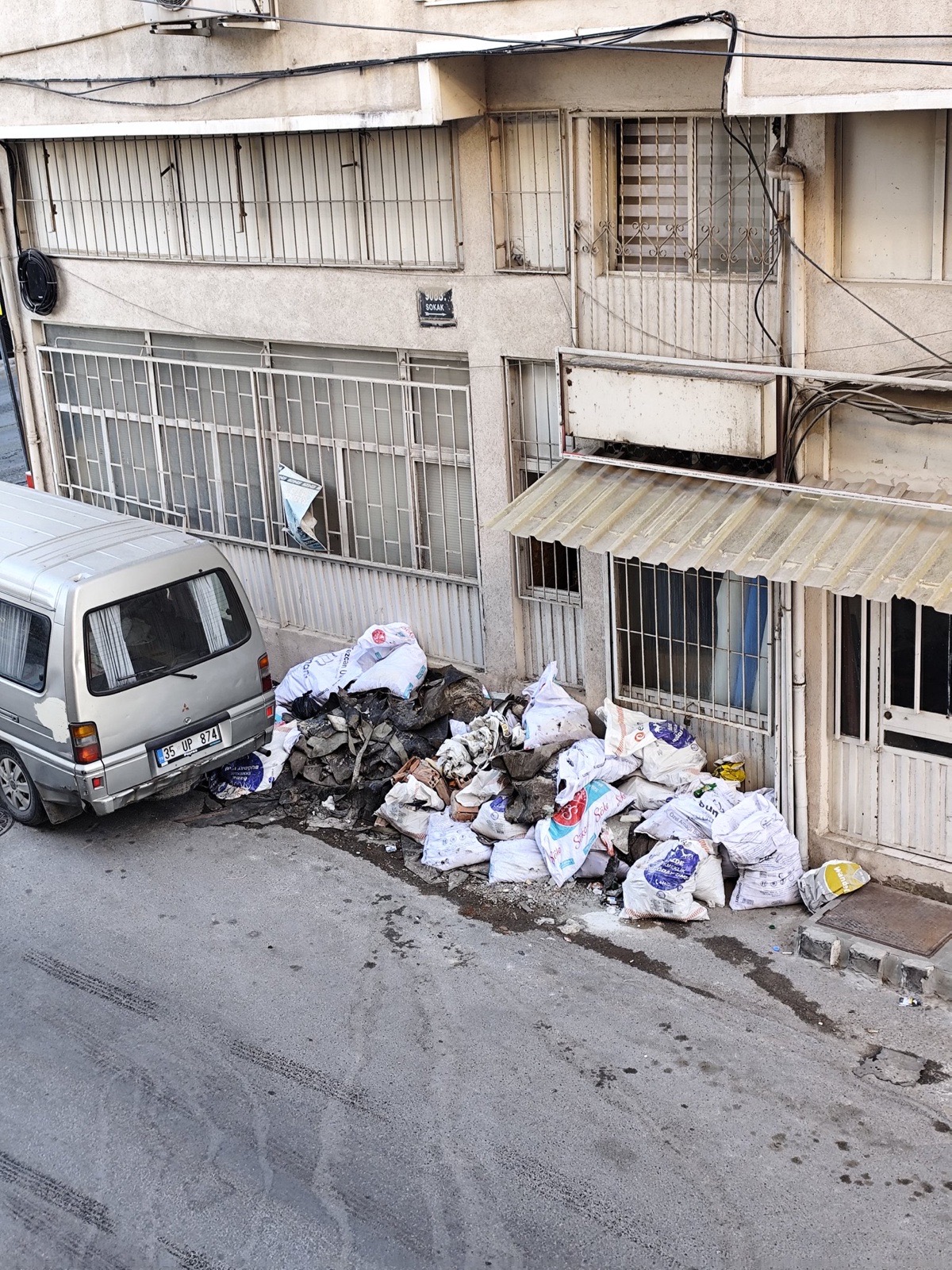 Bir Haftadır Alınmayan Hafriyat ve Temizlenmeyen Sokaklar