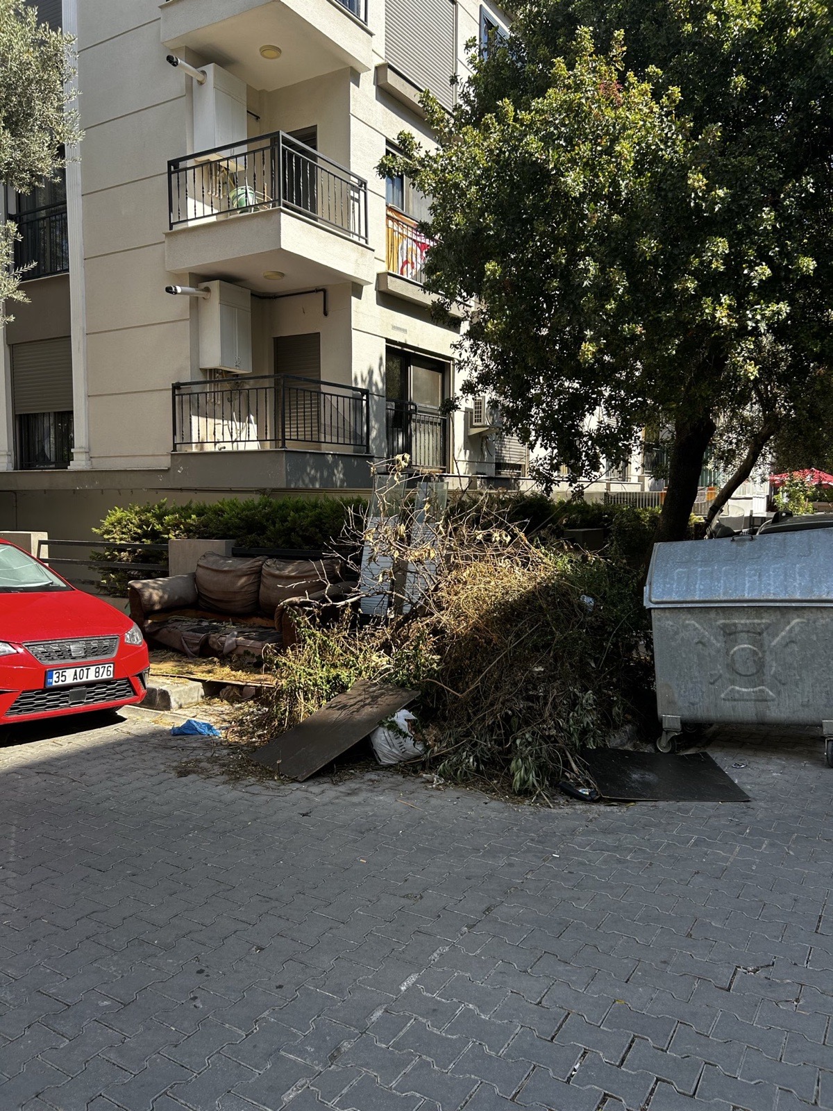 Bir haftadır burada bekliyor