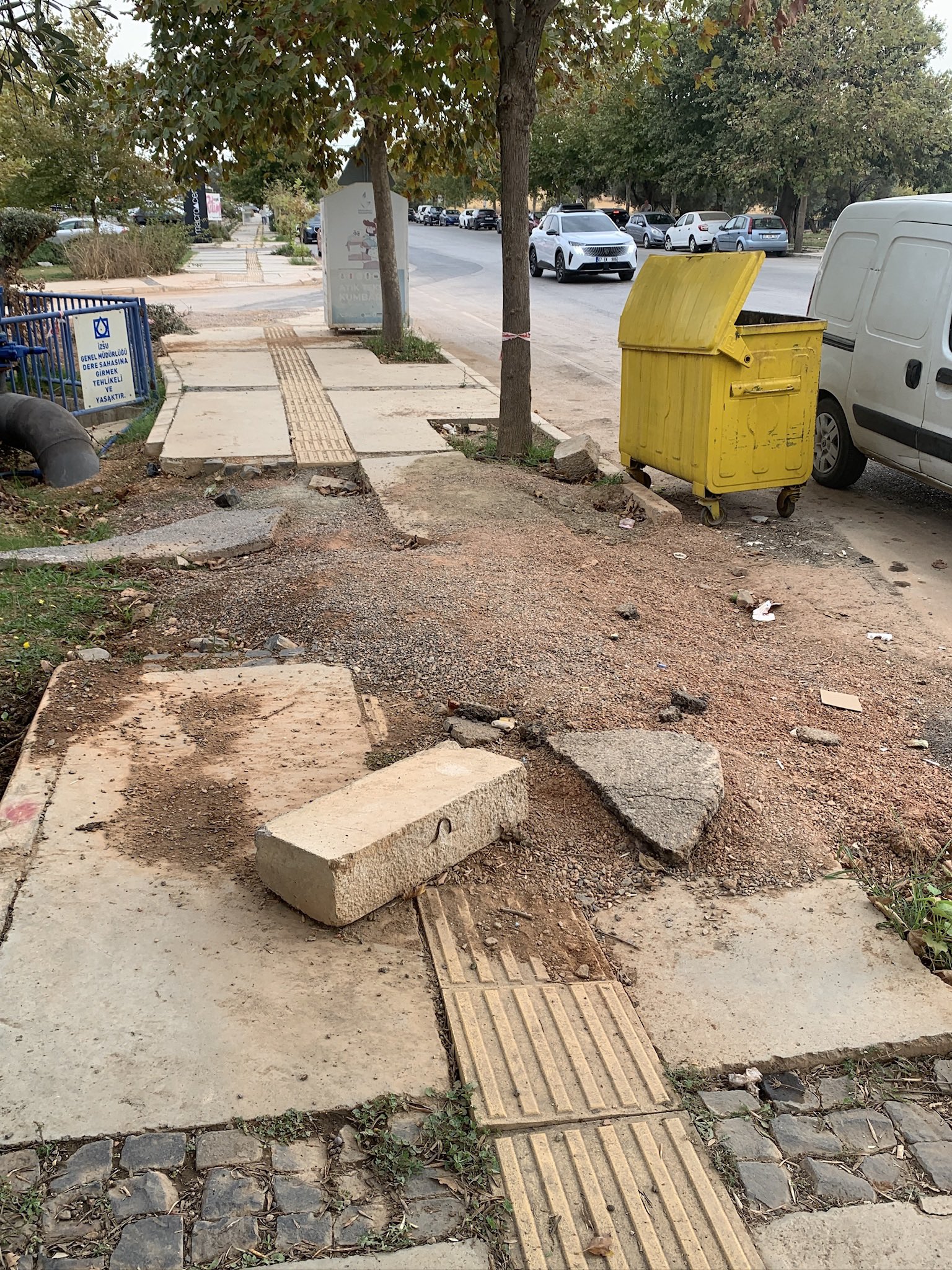 Çöplüğe Dönen Yol ve 2 Aydır Kaldırılmayan Su Borusu Hafriyatı