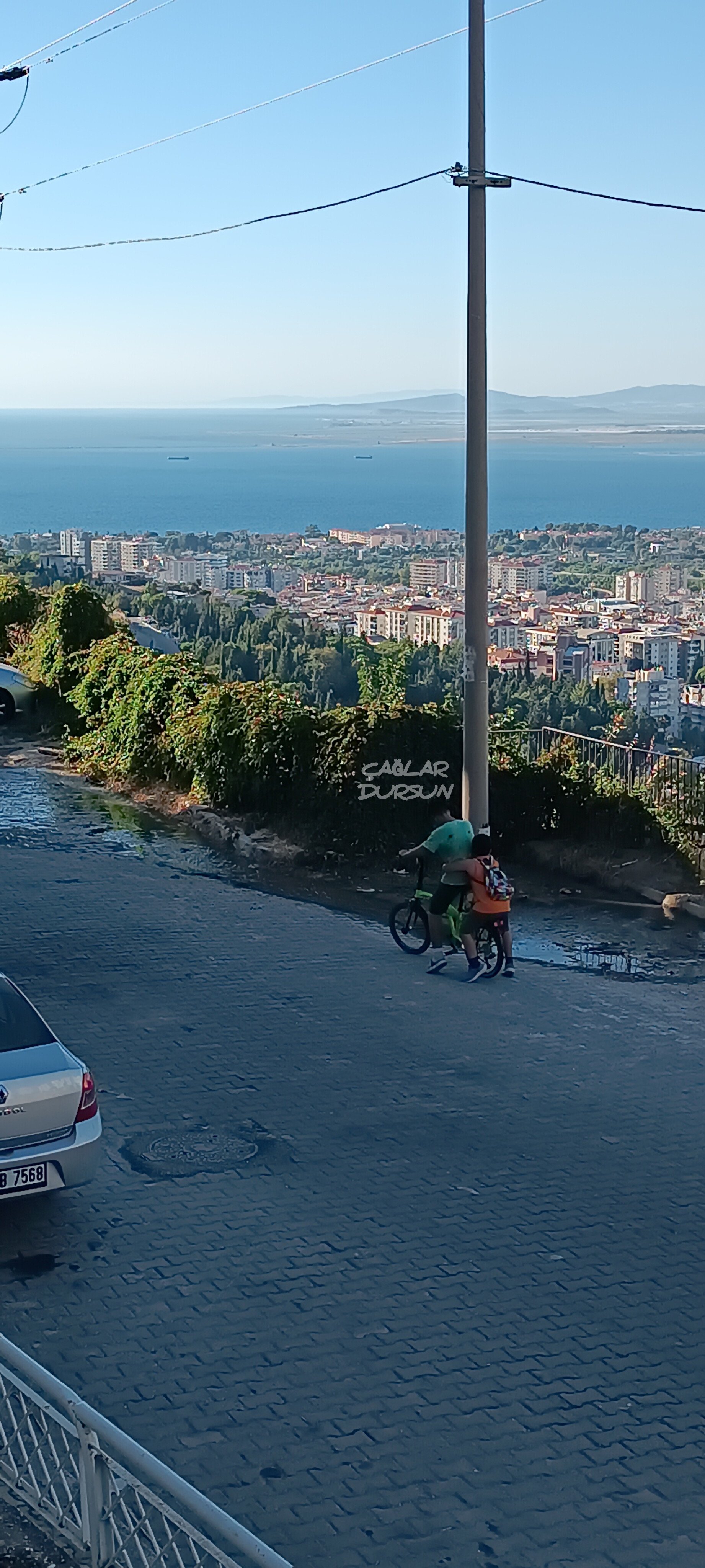 Narlıdere'de lağım suyu sokağa akıyor.