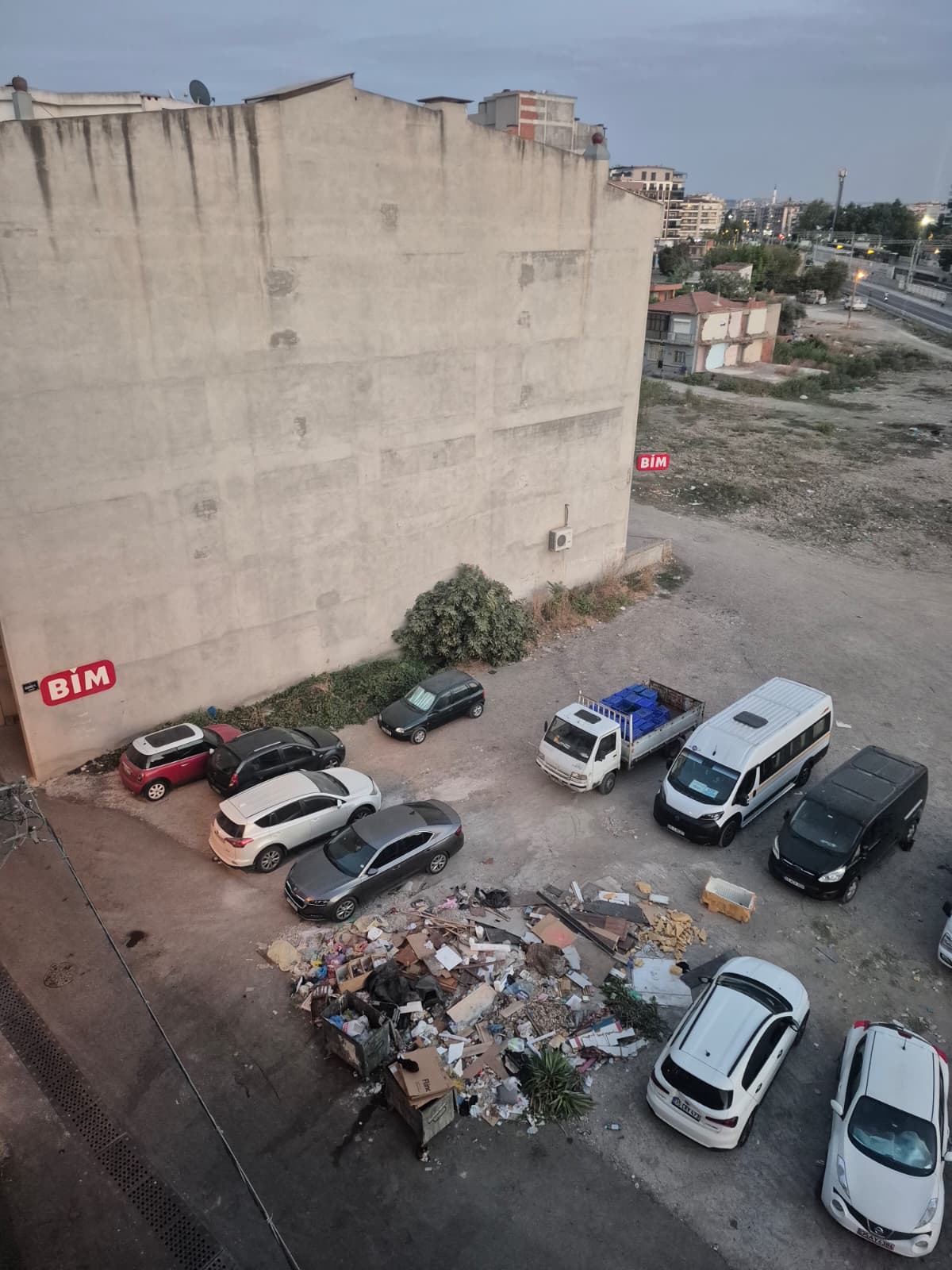 6276 sokak ile 6303 sokak kesişimi çöpler alınmıyor