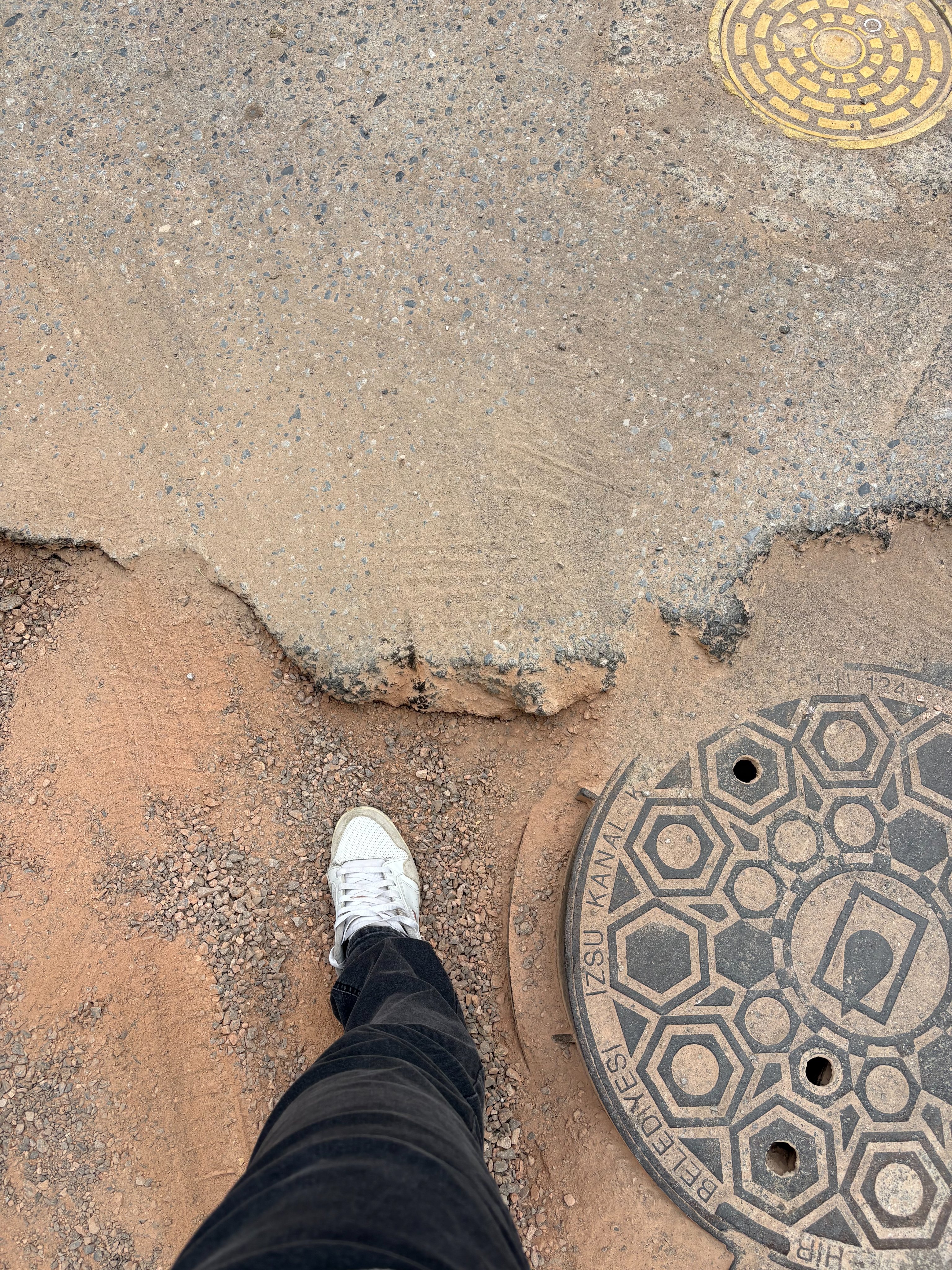 1 Aydır Yapılmayan Yama ve Tehlike Saçan Elektrik Kablosu