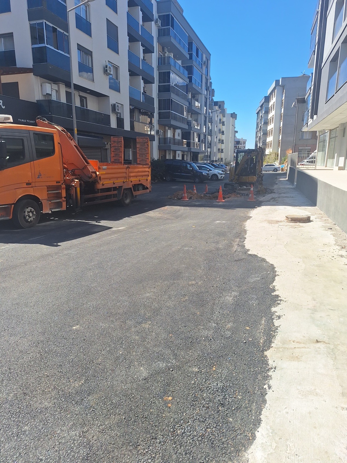 1 Haftalık Yeni Asfaltın Büyükşehir Ekiplerince Tekrar Kazılması
